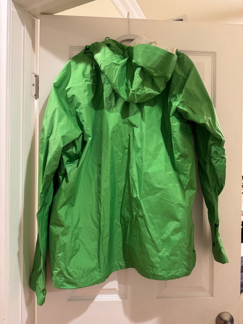 Patagonia men’s Bright Green Hooded Shell Jacket - Picture 4 of 8